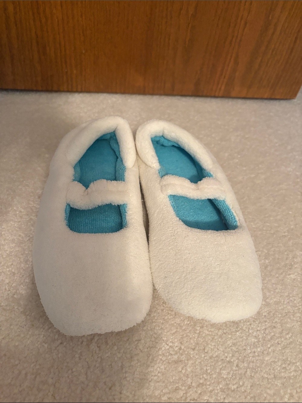 Spafinder Plush Microfiber Mary Jane Slippers Off White Size 8 NEW-never worn!
